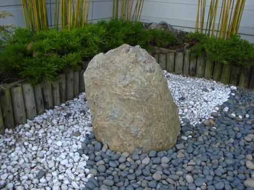 显灵阁风水命理:庭院里为什么石头不宜过多