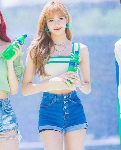 平衡 公司几乎不给她穿高跟鞋 即使不穿细高跟 我们lisa也很有气场 我