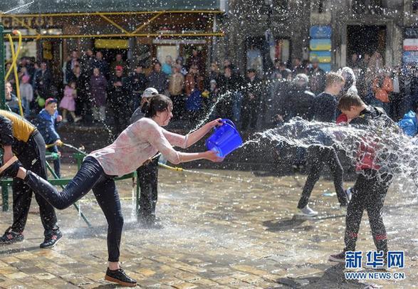 泼水庆祝复活节