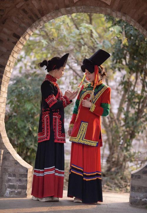 探索古城故事,了解彝族服饰文化_彝族人