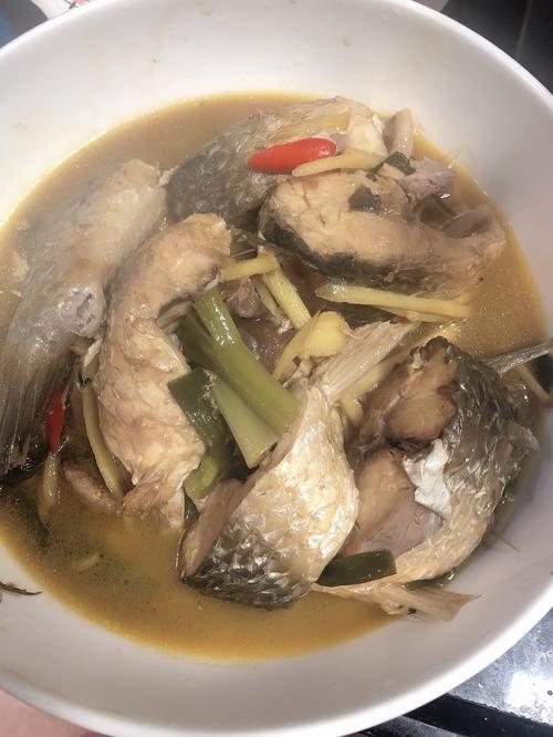 起锅.酸酸的乌头鱼就煮好了.第一次煮卖相还不错