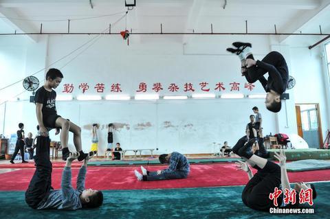 走进杂技娃娃的练功房
