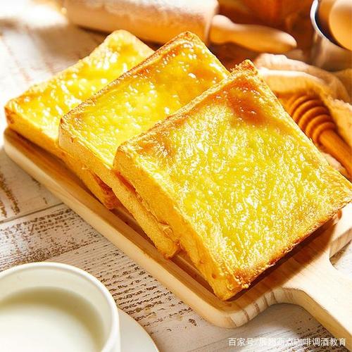 配方: 吐司4片,芝士片4片,牛奶50克,淡奶油40克, 细砂糖10克,奶油奶酪