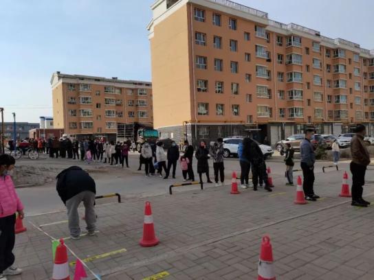 众志成城抗击疫情武川县检察院深入新西街社区协助医护人员开展核酸