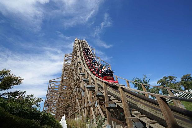 山地木质过山车"时光之旅"的开启,热高乐园丛林欢乐世界经历了一个寒