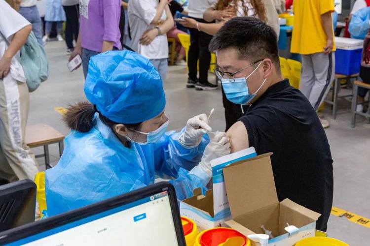 直击!西安明德理工学院新冠疫苗接种现场!