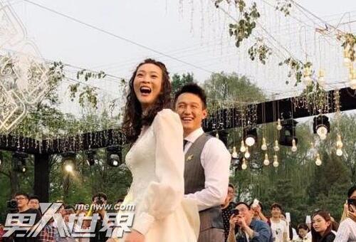 是排球运动员,所以身高非常高有192cm,而她的老公杨臻博身高大概是186