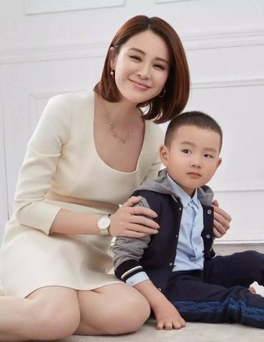 关悦带三个孩子拍宣传片很温情,女儿高挑漂亮,儿子像翻版佟大为