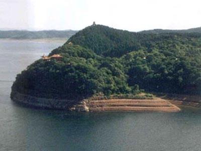满江红·铁背山【新韵】(大伙房水库风景系列.一)