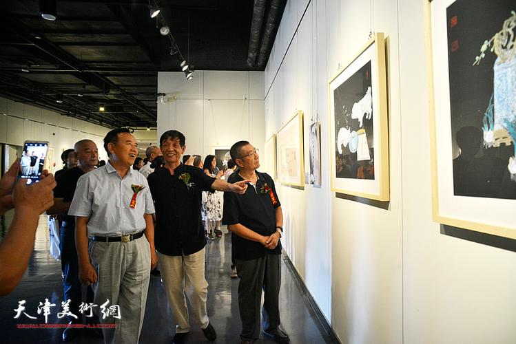 李尔山向孙辅智,贺锐等嘉宾介绍画作.