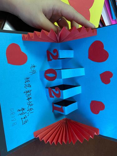 写美篇   学习写贺卡之后,一年级二班怀着一颗感恩的心,亲手制作了