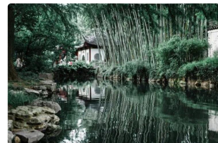 这首诗写初秋时节山居所见雨后黄昏的景色,是王维隐居终南山下辋川别