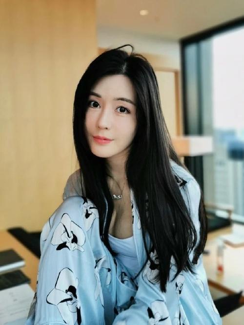 汤晶媚少女感真强穿睡衣拍性感写真长发飘飘女神范十足