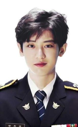 朴灿烈一张军装照打遍知乎