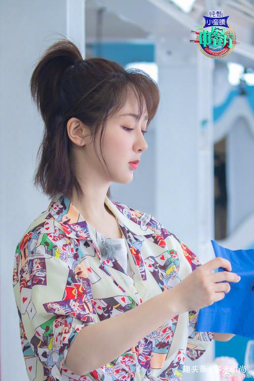 半丸子头也很适合,万变不离其宗,看待杨紫来说,只须不显头大的发型都