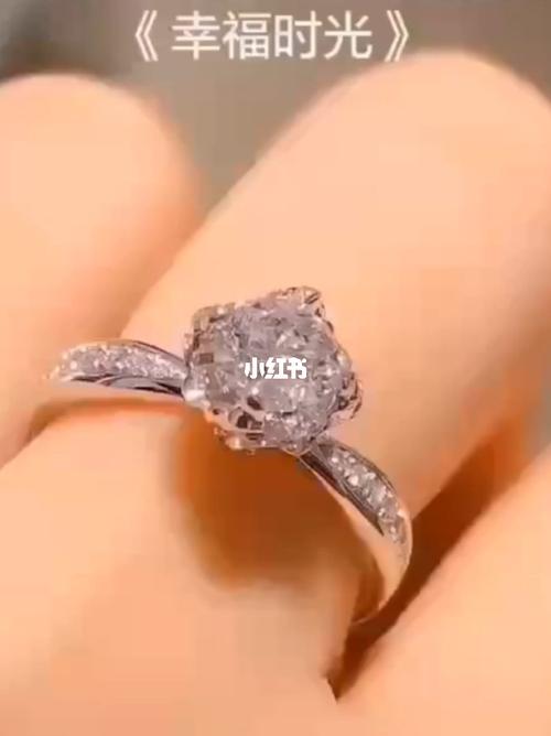 《幸福时光》周大生特别大气的一款钻石戒指96_钻戒