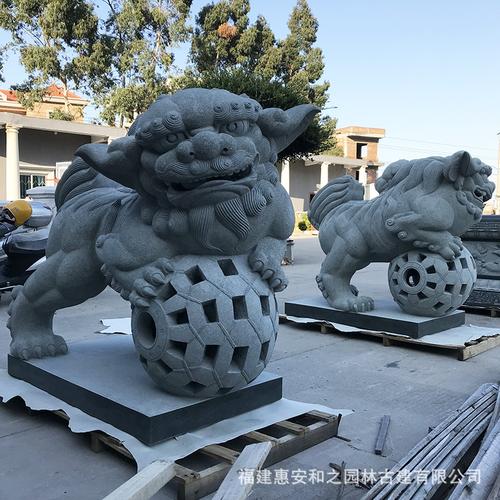 一般采用天然花岗岩石材,由专业石狮子工人手工雕刻加工制作而成