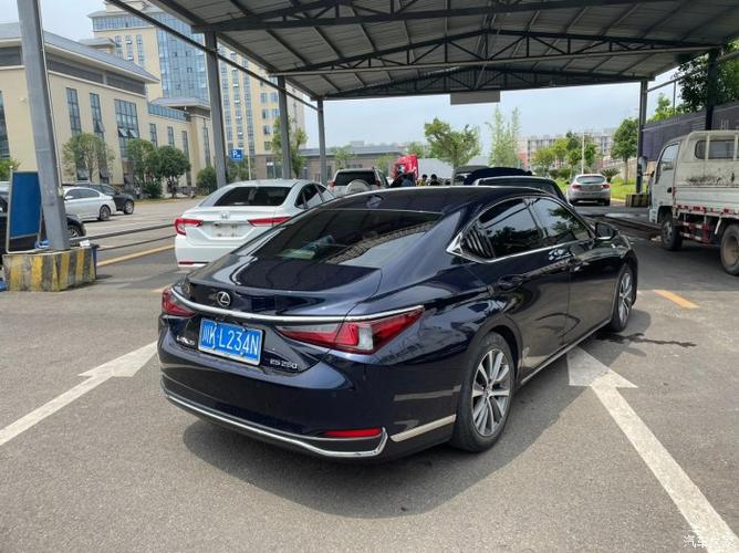 成都出雷克萨斯18款es260卓越