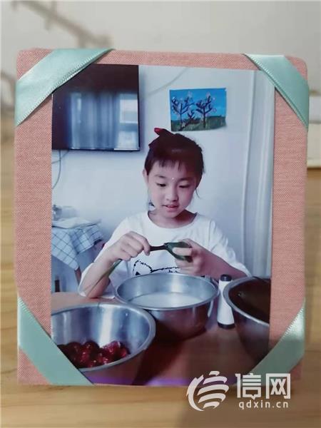 青岛包头路小学开展劳动强国粮食画粘贴活动