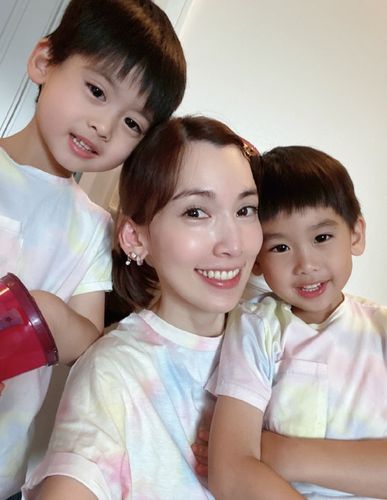 林志颖晒双胞胎儿子近照,越长越不像,一个随妈活泼开朗,一个像爸腼腆