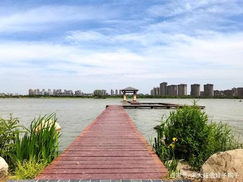 五月初夏 江苏徐州云龙区大龙湖的碧水蓝天