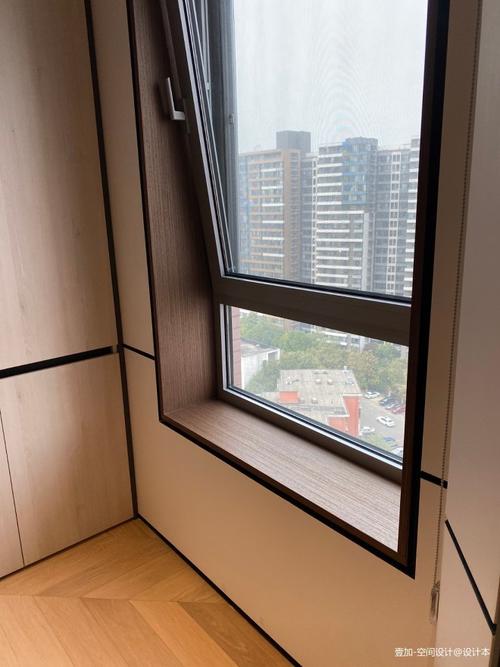 窗套也摒弃了传统的包套式收口,让房屋更有线条的立体感.