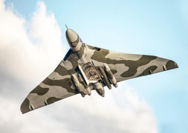 很像魔鬼鱼 摄影师抓拍英国火神轰炸机