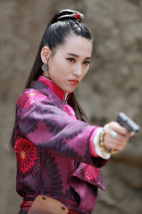 宁丹琳演绎战地春梦 霸气妩媚集於一身