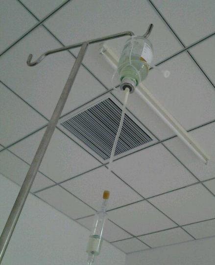 车窗外伸出一根晾衣杆,司机竟一边开车一边打点滴!