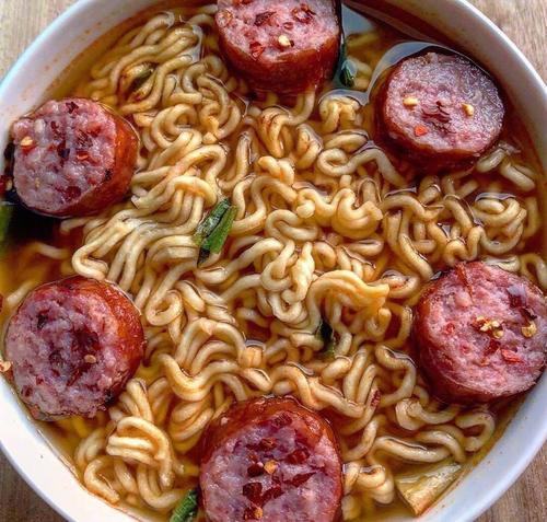 超级爱吃方便面,但是家里管的严,一般都不让吃!