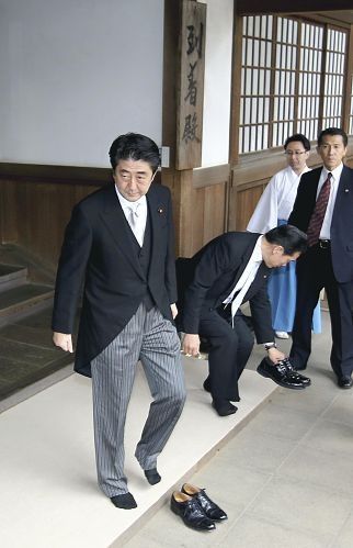 日本首相安倍晋三上任后首次参拜靖国神社[组图]