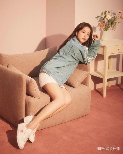 女生拍照,一定要学会拍出大长腿照片啦,可以学着金智秀小姐姐这样,把