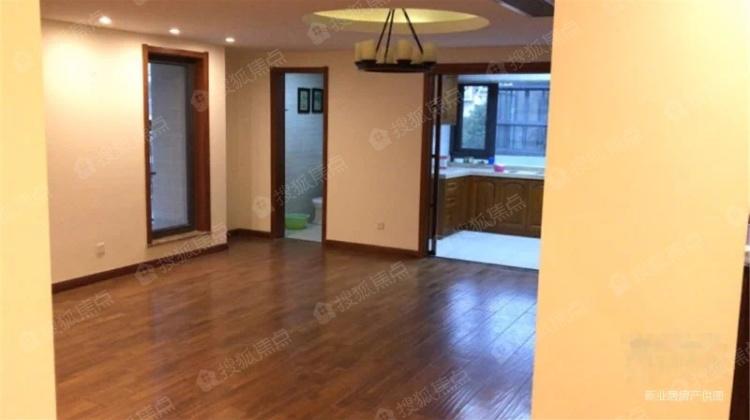 实拍金品家园叠加洋房四楼出售,送多个大露台,看中可谈