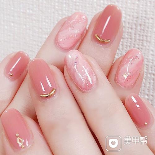 圆形粉色晕染金属饰品美甲图片