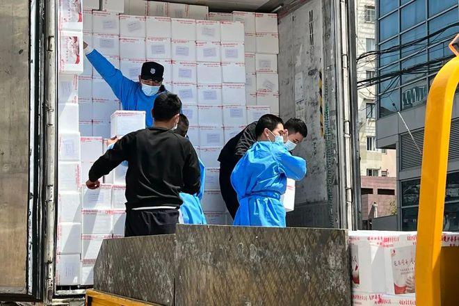 沙县小吃来守沪万余份物资千里驰骋运抵杨浦