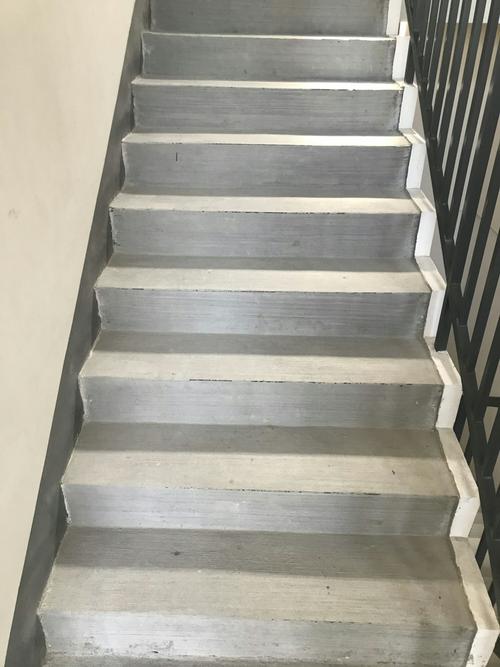 户内楼梯施工质量好,设置挡水坎,整齐美观,阳角嵌玻璃条.