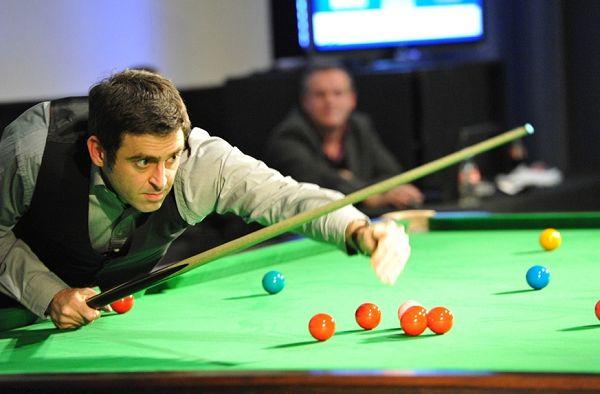 图文:奥沙利文亨德利表演赛 奥沙利文找角度