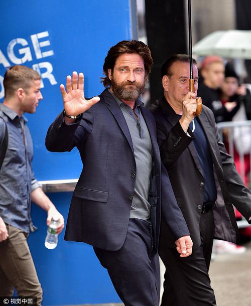 杰拉德巴特勒透车窗与大妈粉合影超暖心 海尔希与粉丝