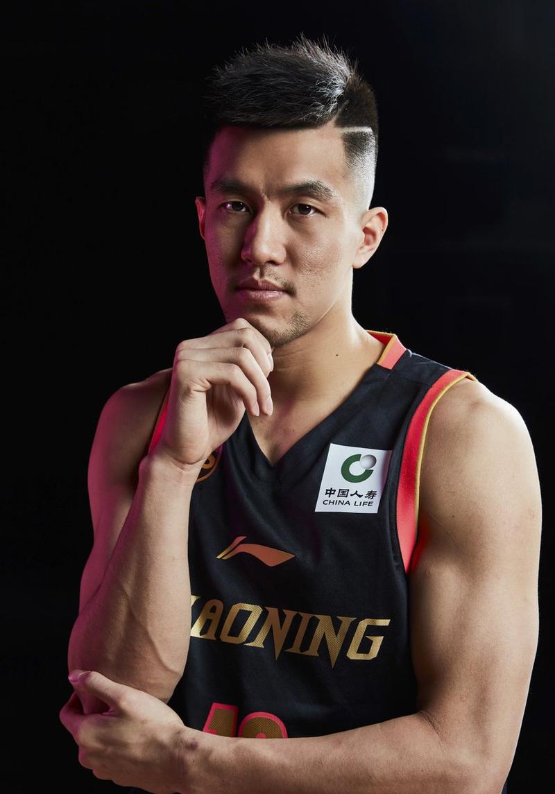 辽宁男篮身穿冠军球衣:赵继伟耍帅,郭艾伦尽显男人味,最帅是他