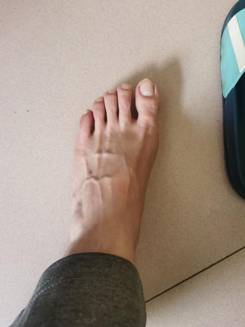 喜欢男人的脚,尤其是穿球鞋还有裸着的脚,我是不是有病?