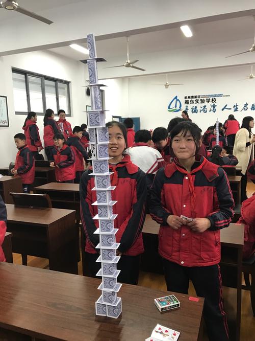 屏住呼吸,不断的叠上一张张纸牌,高塔越来越