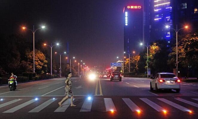 国内现首条多元斑马线 让黑夜行人过马路更安全