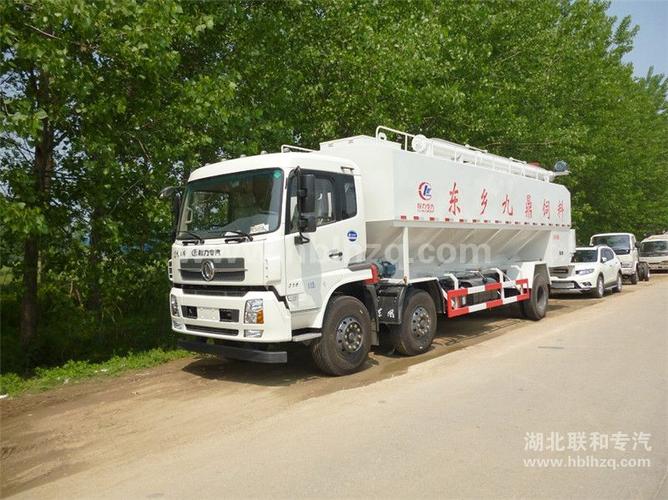 东风天锦小三轴饲料车