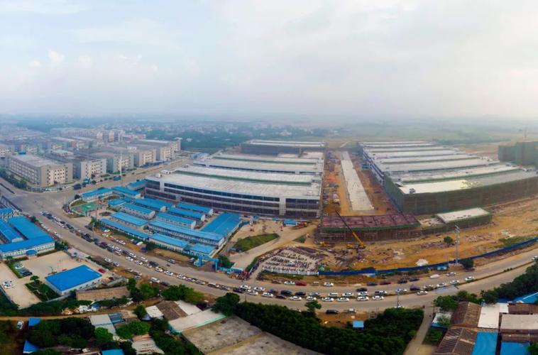 正在加紧施工建设的惠科电子北海产业新城一期项目.李君光 摄