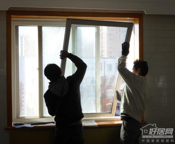 并在固定点打孔,预设膨胀 在施工现场外按尺寸加工制作窗户框,玻璃