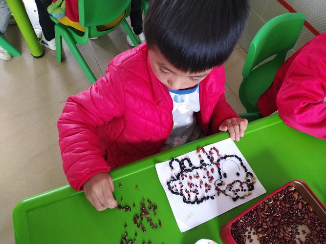 用常见的豆子进行帖画,练习排列拼贴的技能,感受豆子粘贴画独特的乐趣