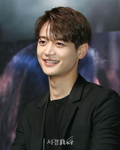 崔珉豪出席电影《人狼》制作发表会 帅气满分的崔演员上线了!