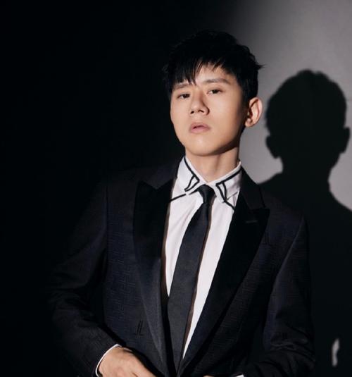 图片来自吃瓜少女张小寒即便受伤也还是坚持工作,张杰的这种敬业精神