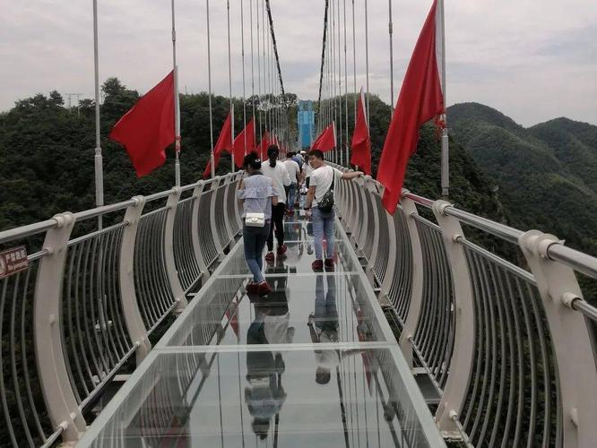 户外活动打卡余姚丹山赤水玻璃栈道