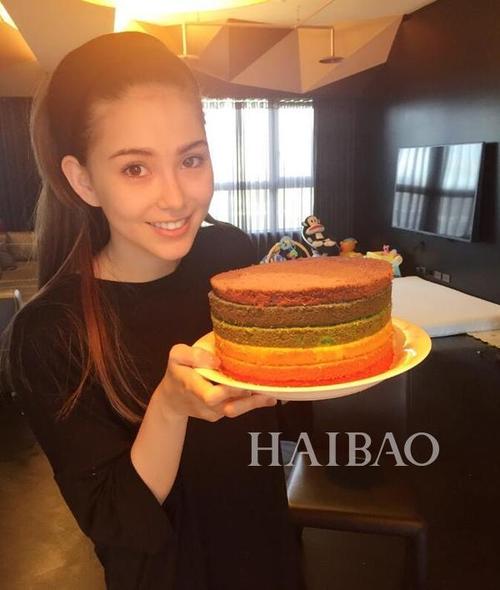 周杰伦晒昆凌亲吻儿子和女儿小周周三人合照,没想到昆凌孕后也中招